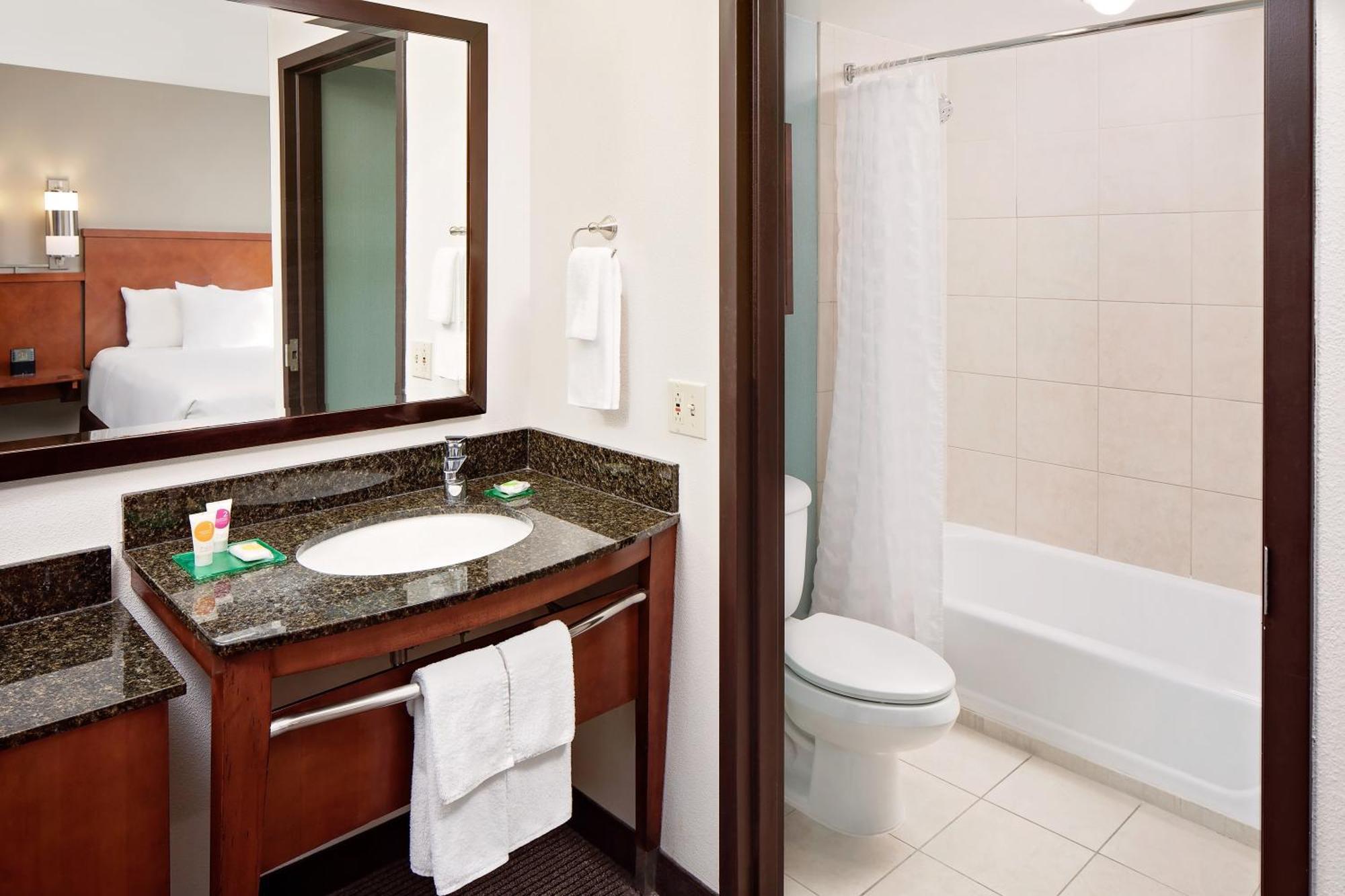 Hyatt Place Ontario/Rancho Cucamonga Room photo