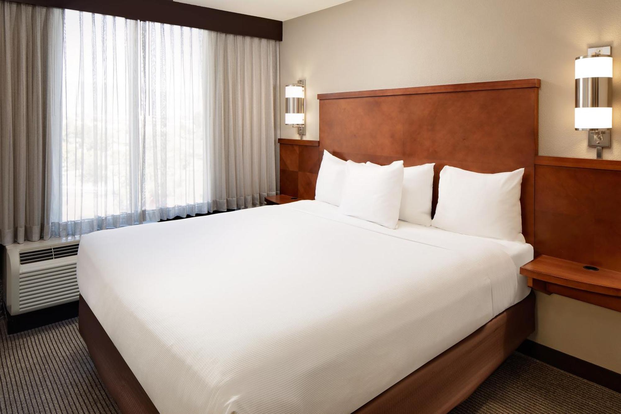 Hyatt Place Ontario/Rancho Cucamonga Room photo